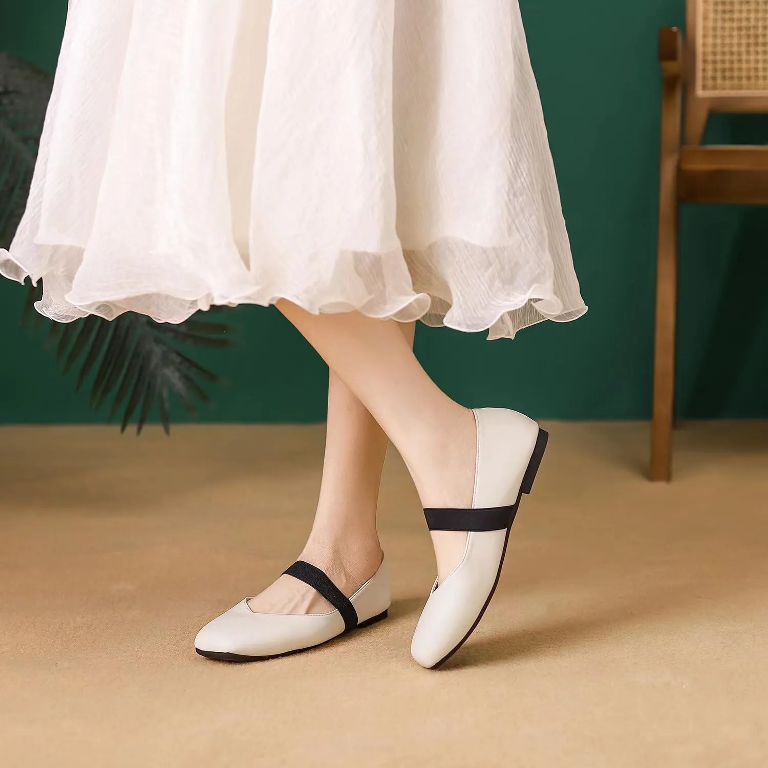 LUXINYU Mary Jane Flats for Women Dressy Retro Square Toe Ankle Strap Ballet Flats Comfortable Patent Leather Shoes